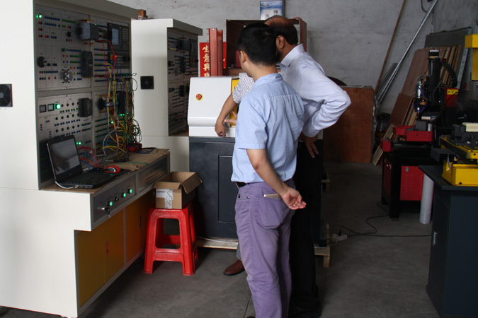 使用小型數(shù)控機(jī)床客戶案例