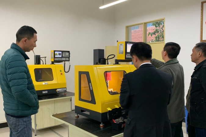 使用小型數(shù)控機(jī)床客戶案例
