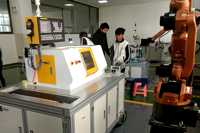 使用小型數(shù)控機(jī)床客戶案例
