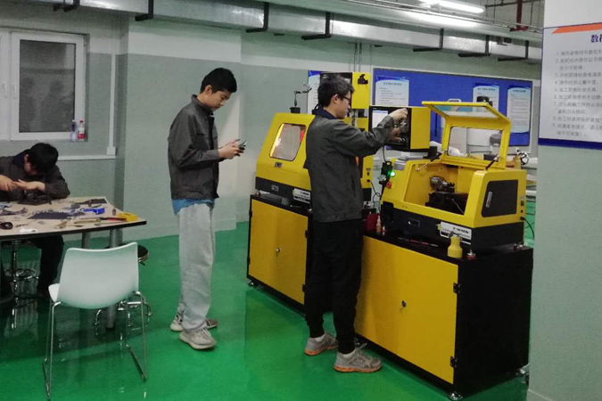 使用小型數(shù)控機(jī)床客戶案例