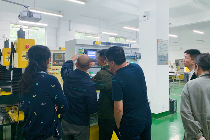 使用小型數(shù)控機(jī)床客戶案例