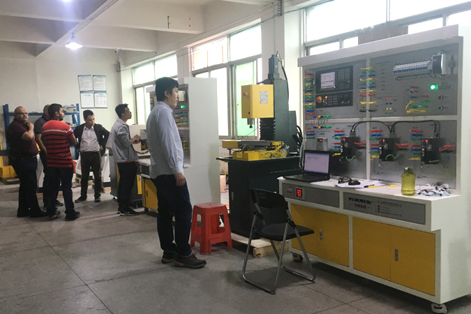 使用小型數(shù)控機(jī)床客戶案例