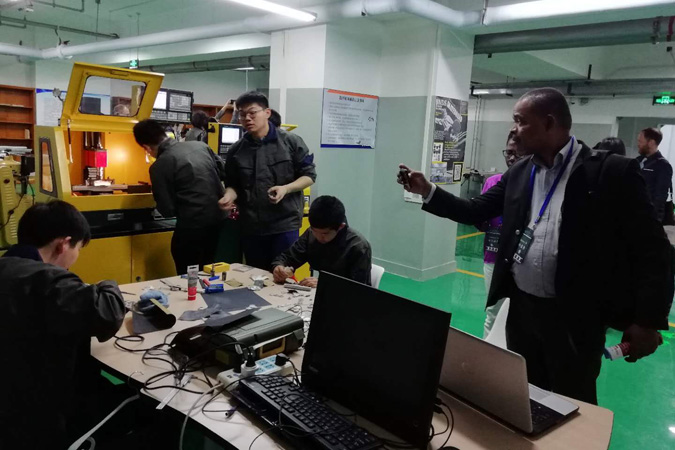 使用小型數(shù)控機(jī)床客戶案例