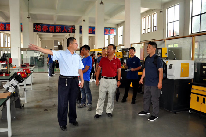 使用小型數(shù)控機(jī)床客戶案例