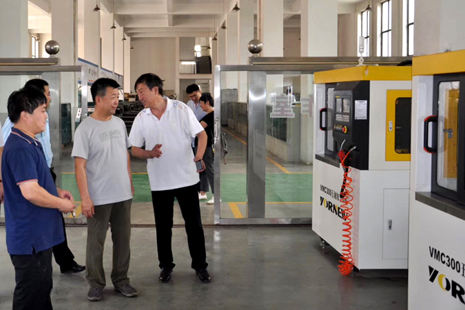 使用小型數(shù)控機(jī)床客戶案例